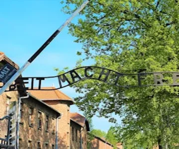 Auschwitz-Birkenau: Guided Tour + Transport + Lunch